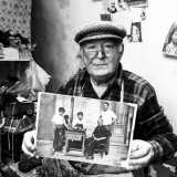 Guardate qui - dice Antonio brandendo una foto in bianco e nero -. In questa istantanea avevo 18 anni e fui ritratto nella bottega dove facevo apprendistato assieme al mio maestro con suo figlio, un mio zio paterno e un amico del vicinato�